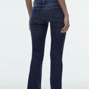 Low waist Zara Jeans  - Så fina men passar tyvärr inte mig, endast använd 4 gånger❣️skriv för egna bilder! Passar som en 38/M