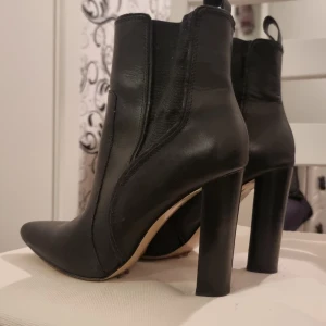 River island klackar 37 - Snygga vardags klackar från river island storlek 37, bra skick använda minst 2 ggr om ens de.  Klackhöjd 9 cm