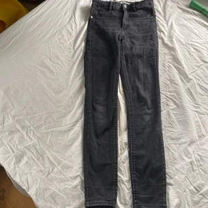 Skinny jeans  - Jag säljer dessa skinny jeans. De är använda men är i fint skick. Köparen betalar frakten. Kom privat för fler frågor eller prisförslag!😊