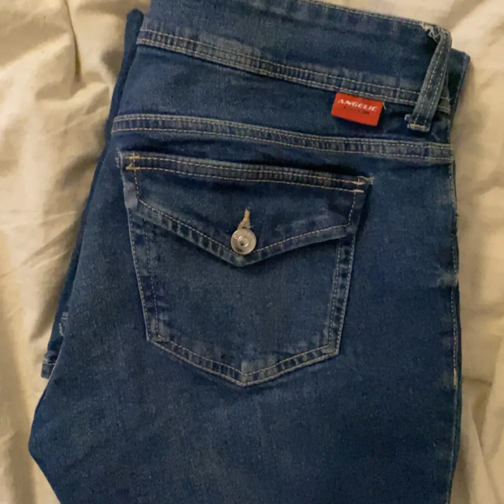 Säljer dessa nya o populära jenasen från hm , köpta i butik för inte så länge. Säljer för att jag tycker dom inte sitter bra på mig💞 . Jeans & Byxor.