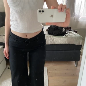 Svarta kostymbyxor 💘 Kate Moss x Topshop   - Hej! Säljer mina svarta lowwaist kostymbyxor med knappdetaljer! Köpta second hand men från kollektionen topshop x Kate Moss 😍 Storlek 12 men skulle säga strl S/M  Sitter nice men liite tight på mig med strl M! 💘 
