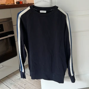 Sandro sweatshirt broderade stripes  - säljer denna favorit pga för liten, storlek S mörkblå sandro paris sweatshirt med broderade stripes på ärmarna, skitsnygg och skön, i väldigt gott skick!