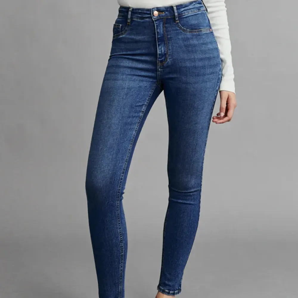 Jätte fina helt nya jeans endast testade en gång hemma. Säljer pågrund av att de är lite korta. Jag är 175cm skulle passa bra på någon runt  170cm❤️ Skriv jätte gärna om ni har fler frågor eller vill ha fler bilder. ❤️. Jeans & Byxor.