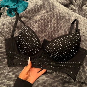 snygg bh  - en bh man kan ha under kavaj eller bara som snygg bh. använd en gång men den är tvättad 