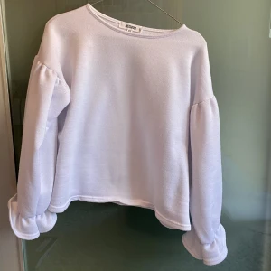 Tröja - En vit tröja som är jättegosig och mjuk, samtidigt som den är festlig. 