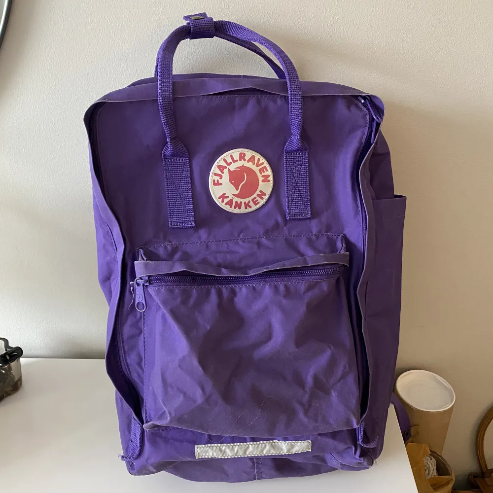 Fjällräven kånken ryggsäck i lila färg med ett datorfack på baksidan. Väskor.
