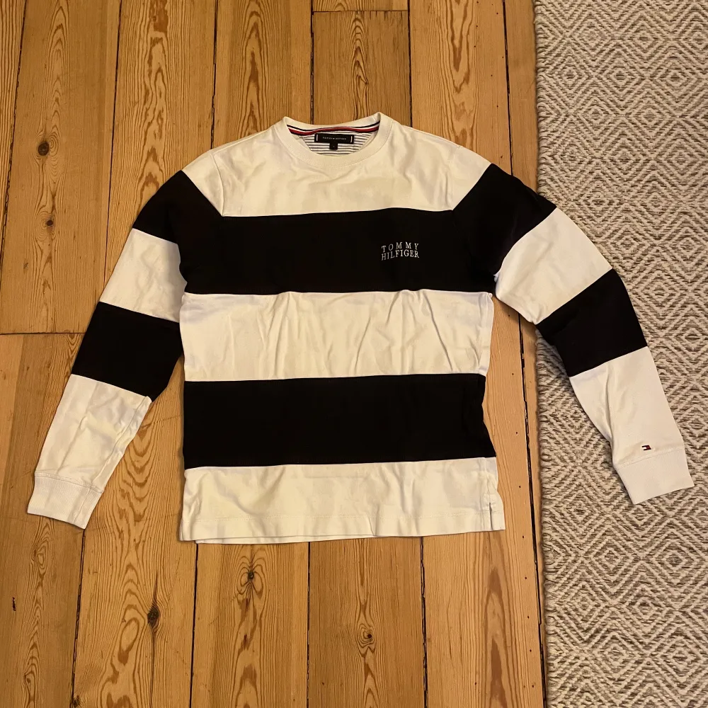 Tommy Hilfiger crewneck i färgen vit och mörkblå. Randig. Storlek small. Säljer denna snygga tröja eftersom att den inte passar mig längre. Finns inga speciella defekter på tröjan och skulle säga att skicket är 8/10. . Neuletakit & Villapaidat.