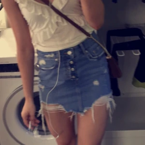 Jeanskjol! - Snygg jeanskjol från zara, flera knappar för knäppning!