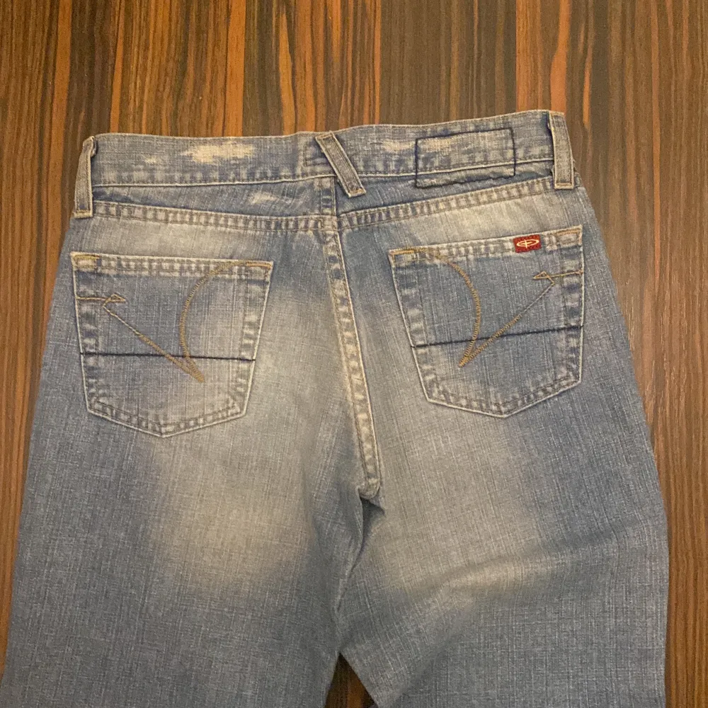 Säljer ett par as snygga lågmidjade jeans som jag köpte här på plick men den passade tyvärr inte så jag säljer vidare💞 . Jeans & Byxor.