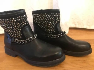 Stövletter, stövlar. -  NYA italiesnka stövletter, Renato Balestra. Endast provade. Stl 39