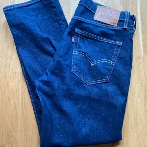 Klassiska blå jeans från Levis modell 514 st 32/30. Knappt använda . Från djur och rökfritt hem.