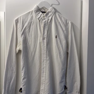 Ralph Lauren skjorta vit, medium - Ralph Lauren skjorta i mycket fint skick🌻 Slim fit, medium👔