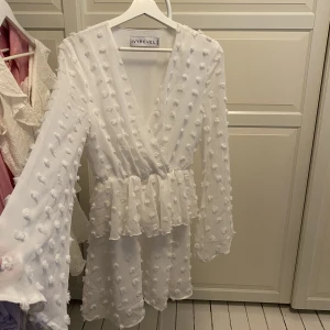 Studentklänning/sommarklänning  - Superfin sommarklänning som passar bra till studenten!! Stl. S  Kan frakta men köparen står för fraktkostnaden! 