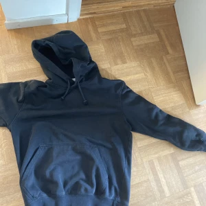 WeekDay Hoodie - Jag säljer min weekday hoodie då den är för liten för mig, jag har använt den ett fåtal gånger och det är inga problem eller skador på hoodien, den är som i nyskick. Priset ligger på 150kr men kan sänkas till 100 vid snabb och bra affär