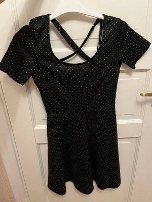 Söt sommarklänning! - Fin sommarklänning med korsad rygg! Svart med vita prickar 