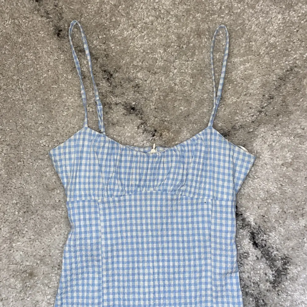 Brand: pull & bear Size: xs  Measurement: stretch. Adjustable straps. Waist: 30 x 2 centimeters chest: 33 x 2 centimeters length: 81 centimeters hip: 36 x 2 centimeters  Condition: good nothing that impacts the overall look . Klänningar.