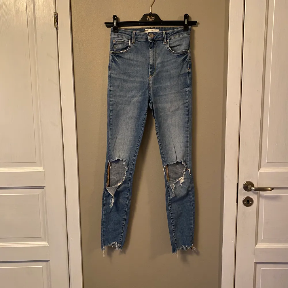 begagnade blåa håliga gina jeans  vid intresse kan fler bilder skickas . Jeans & Byxor.