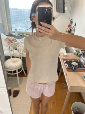 Stickad T-shirt  - Jätte fin T-shirt från zara i ett tjockare material!!