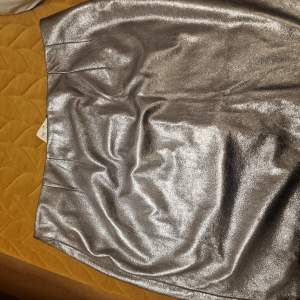 Fest glitterd silver kort kjol over knälängd penceil cut,tight,slim silver skin