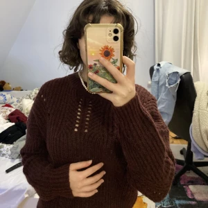 Röd stickad tröja - En superfin röd stickad tröja som säljs då den aldrig kommit till användning❤️