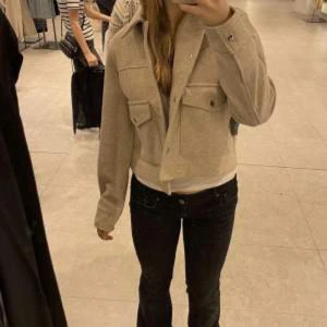 Kappa - (Lånad bild) INTRESSEKOLL på min skit snygga kappa från zara💕helt ny med prislapp kvar🤩 nypriset är 450 mitt pris 350 ❤️