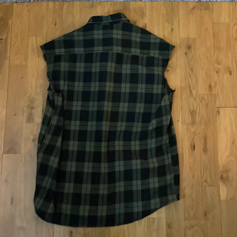 En grön short väst från lager 157 använd 1 gång till Cosplay sen dess har den hängt i garderoben storlek L i väldigt bra skick . Skjortor.