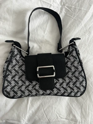 Grå citybag  - Perfekt väska som passar till alla outfits, rymlig och knappt använd. 