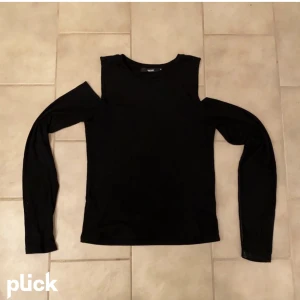 Svart offshoulder - En svart offshoulder topp från Bik Bok🥰