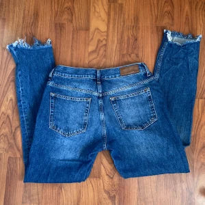 Straight leg low waist Jeans - Blå straight leg, low waisted jeans som jag fick i födelsedags present men som sällan kom till användning. Nu är de för korta på mig. Inga tecken på användning alls! Skriv för mer bilder💙