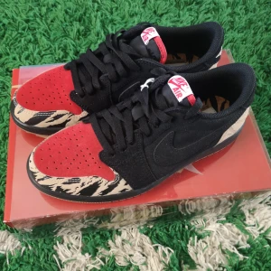 Jordan 1  - Jordan 1 low "solefly" storlek 40,5 Cond 9/10, plastskydd till lådan