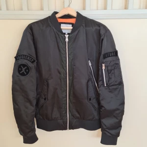 Bomberjacka mörkgrön - Bomberjacka från jack & jones i bra skick. Jackan ser väldigt svart ut på bild, men är mer mörkgrön i verkligheten.