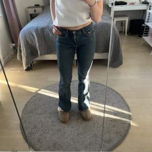 Mörkblåa bootcut jeans från Gina!🥰 nypris 500 säljer för 200+frakt (pris kan diskuteras!)💗