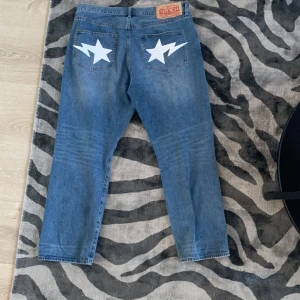 Bape Jeans - Byxorna har fått en defekt på baksidan. Visas på sista bilden. Säljer jeans billigt pågrund av det. Bara fråga om du undrar något😊