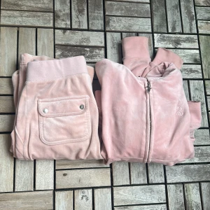 Juicy Couture  - fint sett, byxorna är i xxs och tröjan är i xs. byxorna är använda men som nya. tröjan är lite nyare än byxorna för köpte byxorna innan tröjan. J:ett på koftan är lite sönder där nere men de inget man märker🫶🏼