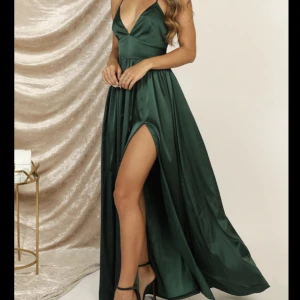 Balklänning - Säljer min jättefina balklänning som jag aldrig använt utan bara provat eftersom att min bal blev inställd. Prislappen finns kvar och den är helt ny🌟💓