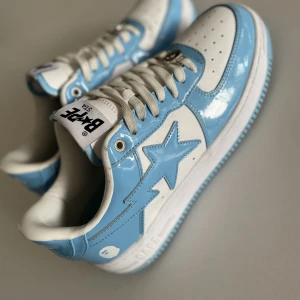 Bapesta strlk 44/10 - Bapes i nästan nyskick, använda några få gånger med creaseskydd i. Kartong och skopåse medföljer. Skickas mot porto.