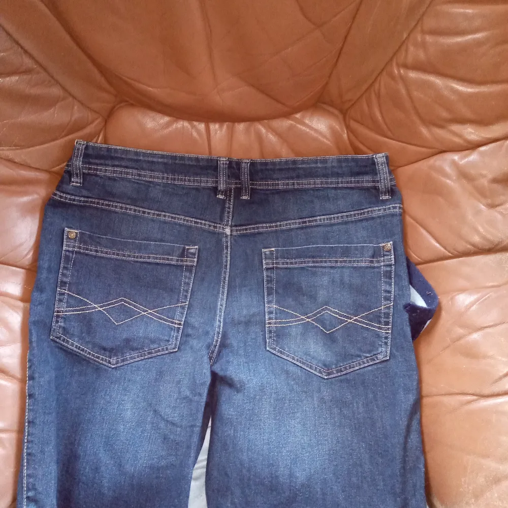 Fina herr jeans shorts med fickor fram och bak o knäppes s med dragkedja och knapp. Inget slitage finnes .hämtas i Skene alt skickas .. Shorts.