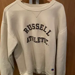Snygg vintage sweatshirt från Russell athletic. Storlek M men går även att ha som en oversized sweatshirt. Mycket bra skick!