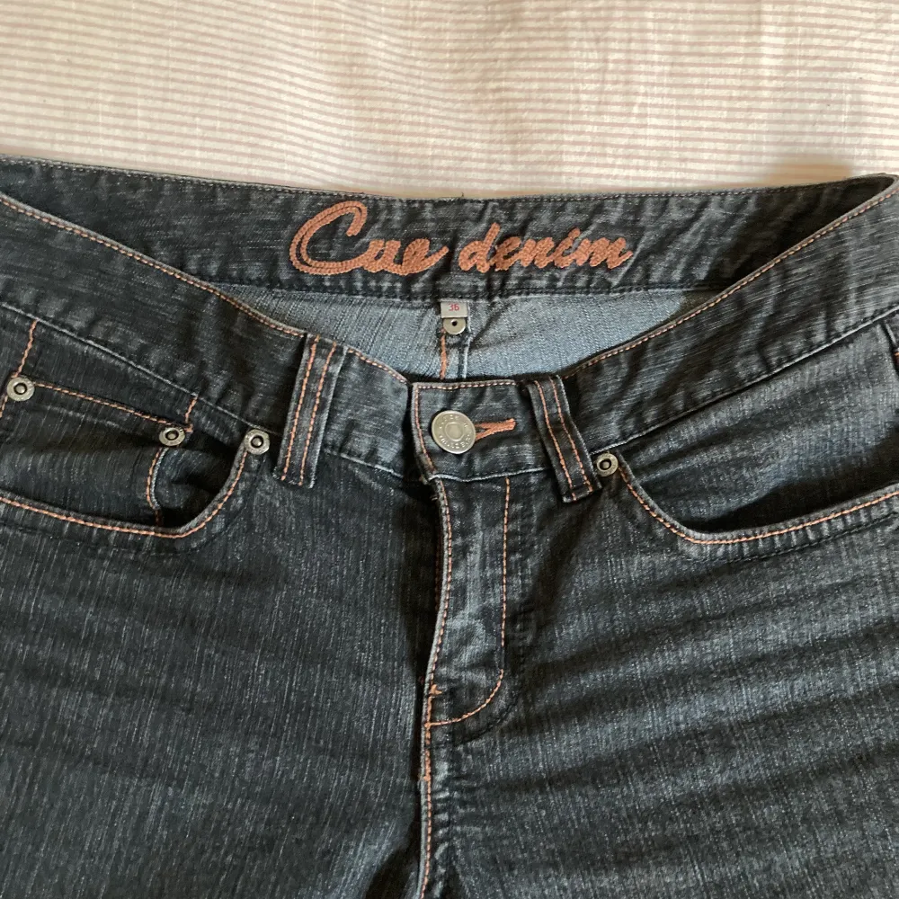 Säljer mina jättesnygga jeans från Cue denim i storlek 36!!! Skulle säga att färgen är lite grå svart och så har den röda sömmar!!!. Jeans & Byxor.