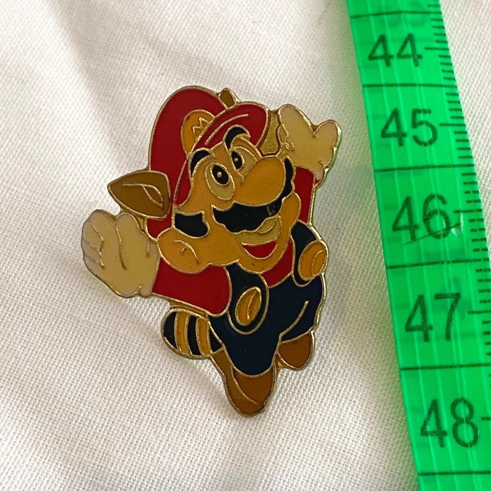 En fin vintage pin föreställande Mario med svans. Accessoarer.