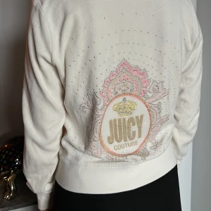 Juicy Couture kofta - Vit tröja från Juicy Couture i strl L. Sparsamt använd, tvättad några gånger så insidan har nopprat lite och färgen har bleknat något på ryggen 🤍 Finns att hämta på Östermalm eller postas med PostNord spårbart (79kr). Buda!