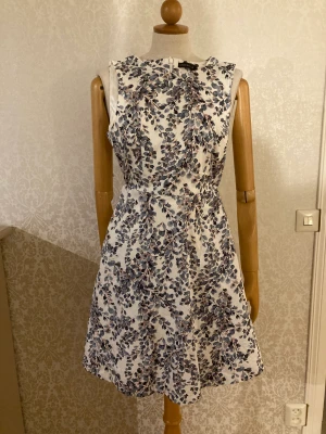 Söt blommig klänning  - Stolpefin klänning