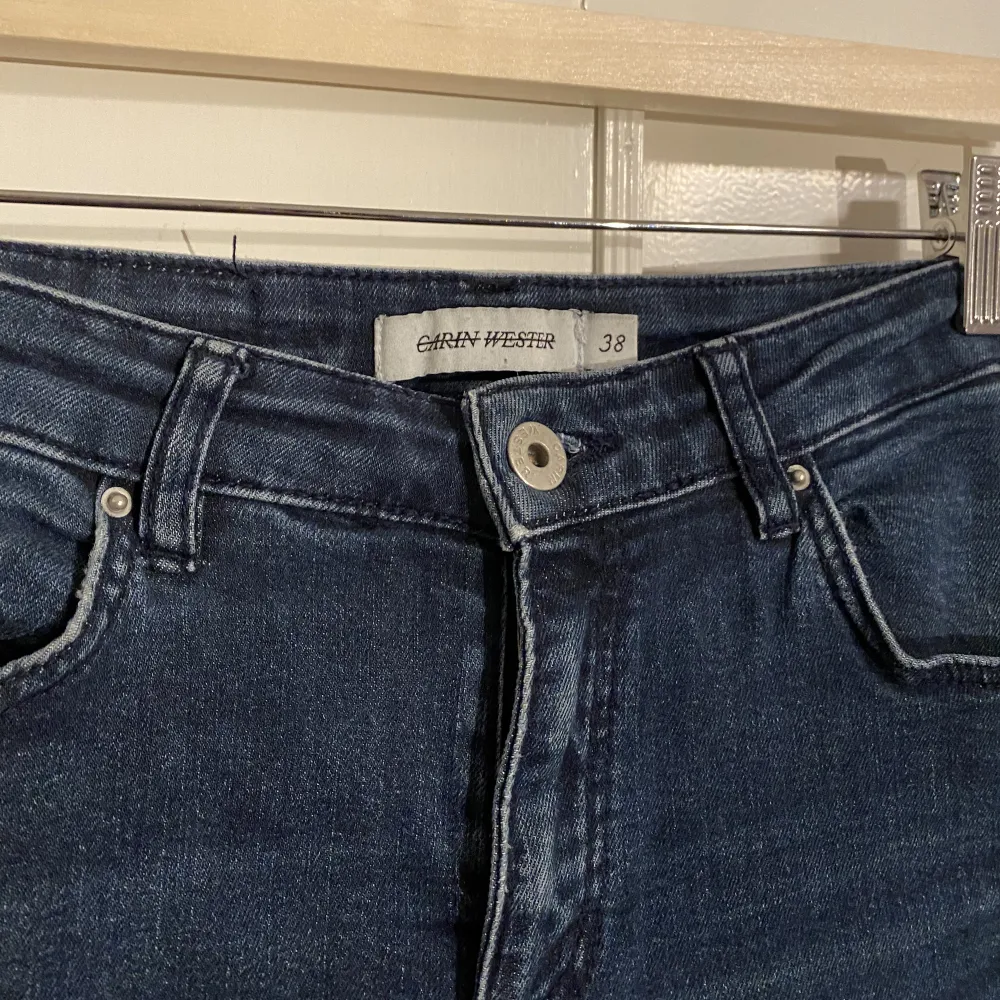 Midwaist jeans i storlek 38👖 Fler jeans och andra plagg i min profil. Jeans & Byxor.