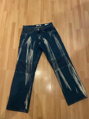 Our Legacy Third Cut ”Bleached” - Tvärfetta Our Legacy Third cuts från deras ss22 kollektion, iprincip helt nya och knappt några signs of wear. Trades hade kunnat vara aktuella (släng iväg ett medellande isf) För fler frågor kom DM, meetup sthlm eller uppsala