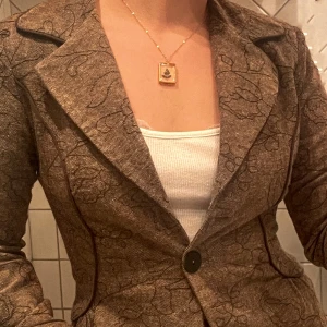 Fint Handgjort Hänge - Detta är ett halsband jag köpt handgjort från Gotland. Det är väldigt fint men har ej använt det nog så tror det skulle tjäna någon annan mer!   OBS: endast hänget 