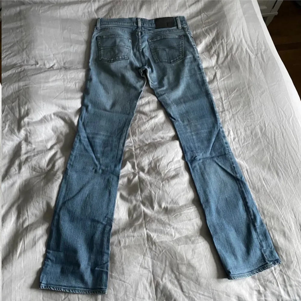 Tiger of Sweden jeans i Strl 29/34🫶🏼innerbenslängd 81, midja ca 85 runt hela. För mig är de lite korta, (174cm & behöver ca 85cm i innerbenslängd) Sista bilden är ej rättvis då de är för tajta på lår/rumpa! ANVÄND KÖP NU FÖR GRATIS FRAKT TILL&MED 18 APRIL. Jeans & Byxor.
