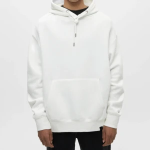 vit hoodie - Från herravdelningen på Pull & bear i strl M. Lite tjockare material så faller snyggt, najs till vår/sommar💞ANVÄND KÖP NU FÖR GRATIS FRAKT TILL O MED 18 APRIL