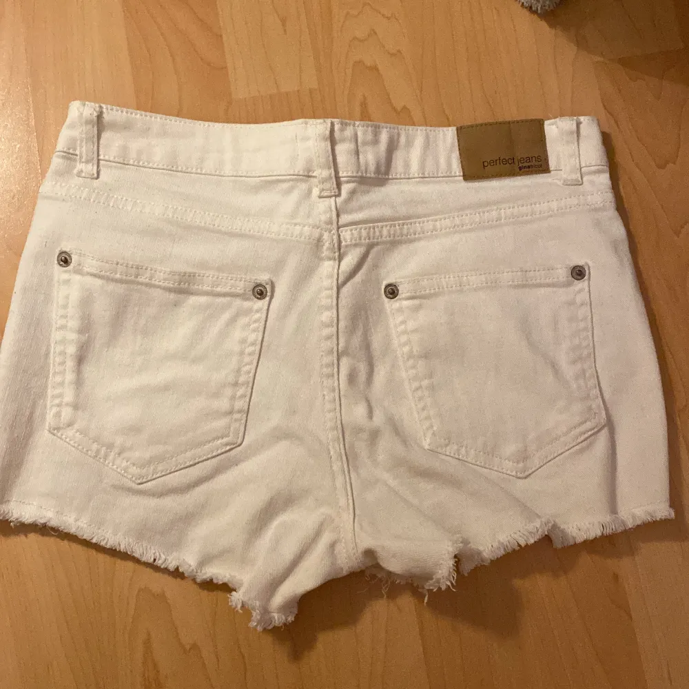 Hej! Jag säljer mina vita mid-waist/high-waist shorts från Gina tricot, Säljer dessa då de inte kommer till användning för de är för stora för mig, Är själv en storlek 34. Skulle säga bra skick! . Shorts.