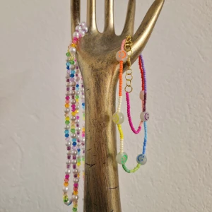 Pärl halsband rainbow - Armband i regnbågens färger 🌈✨️ Halsband 1: 120kr (med smile charms + lås)  Armband 2: 150kr (med vita & färgade pärlor)  Följ även på insta! @blueshop_tl