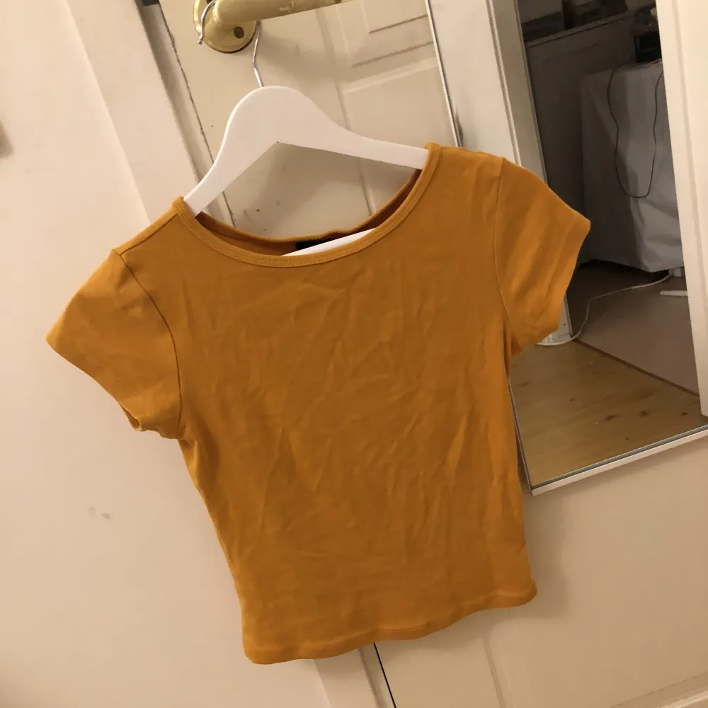 Orange sommar tröja från Ginatricot! 😍Använts kanske 3 gånger max, visade sig inte vara min stil trots allt. Storlek S men jag köper oftast M så det funkar också. :). Toppar.
